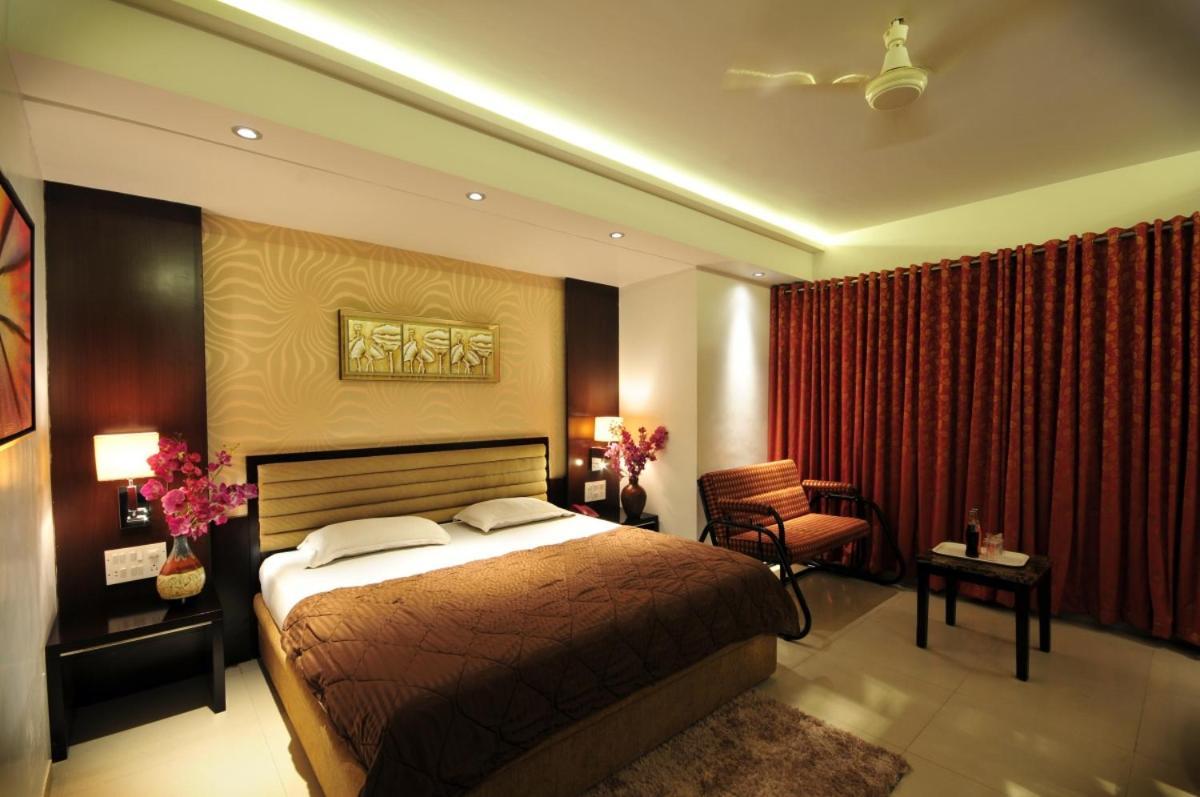 Hotel Surabhi Regency Ānand Exterior foto