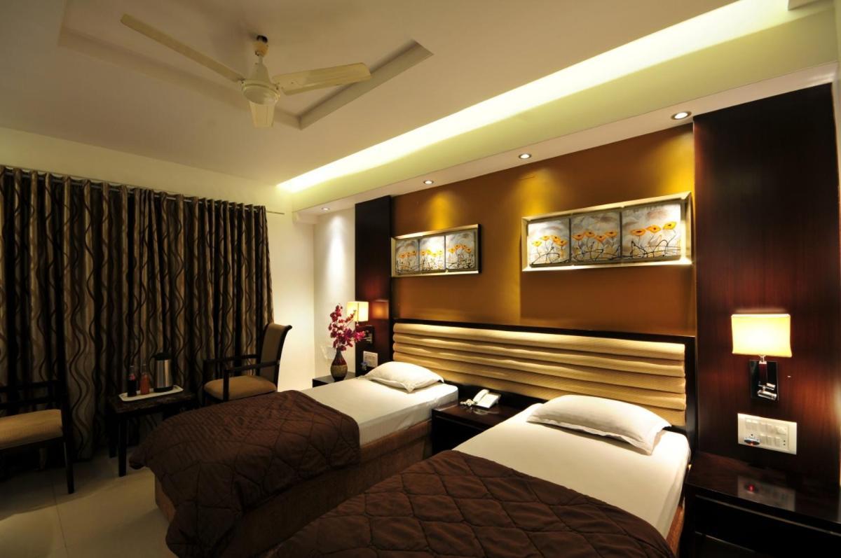 Hotel Surabhi Regency Ānand Exterior foto