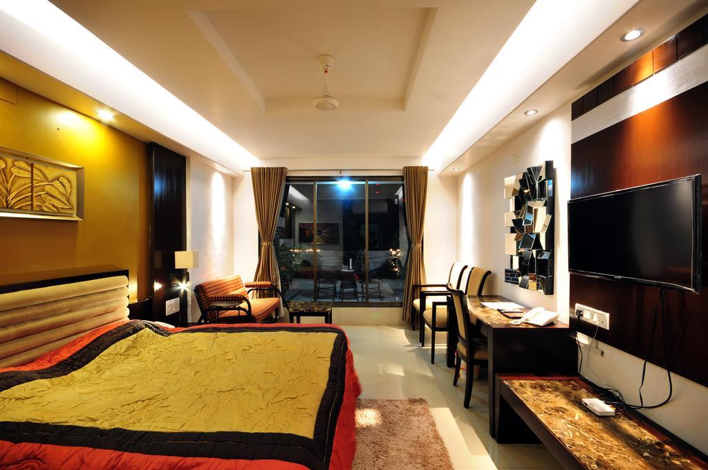 Hotel Surabhi Regency Ānand Habitación foto