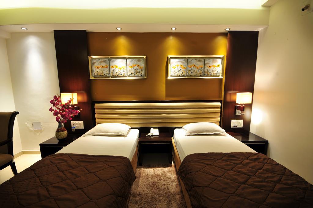 Hotel Surabhi Regency Ānand Habitación foto