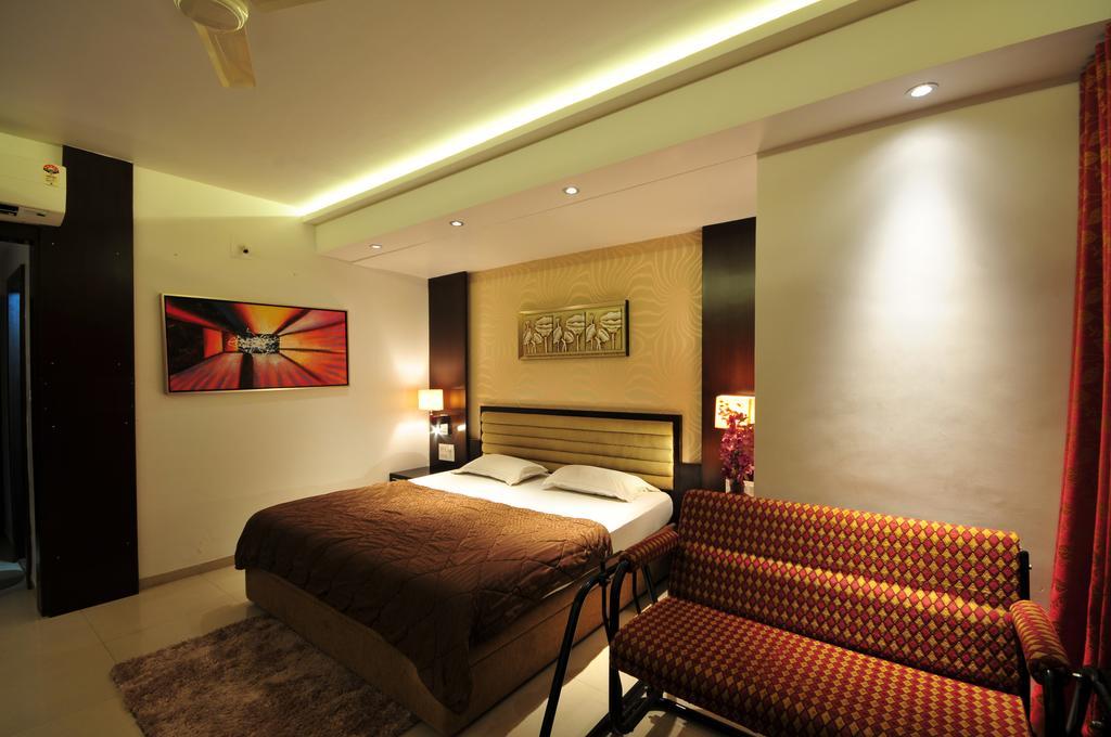 Hotel Surabhi Regency Ānand Habitación foto