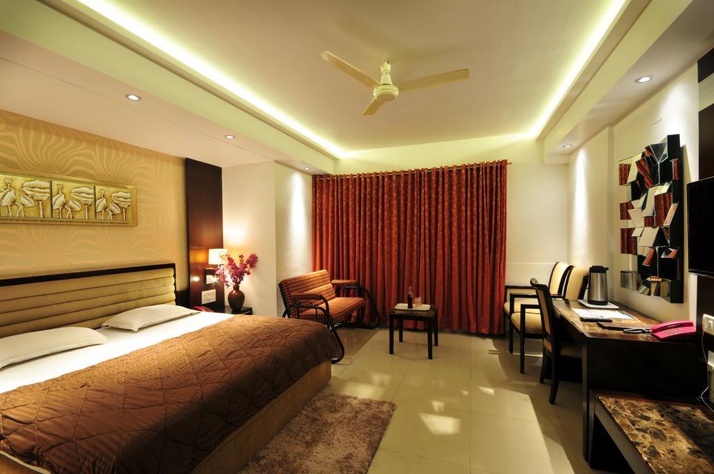 Hotel Surabhi Regency Ānand Exterior foto