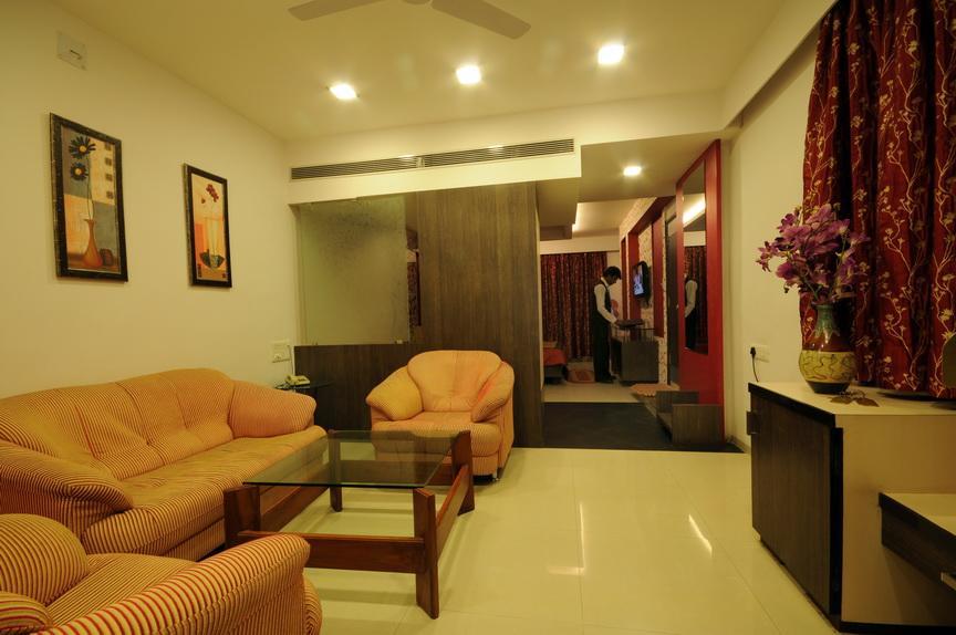 Hotel Surabhi Regency Ānand Exterior foto