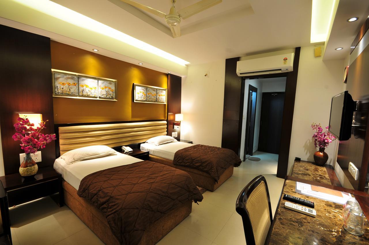 Hotel Surabhi Regency Ānand Exterior foto