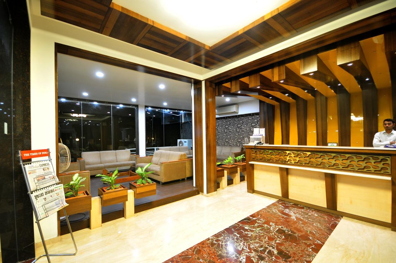 Hotel Surabhi Regency Ānand Exterior foto