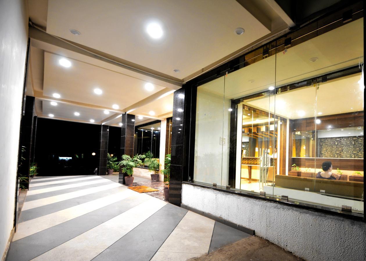 Hotel Surabhi Regency Ānand Exterior foto